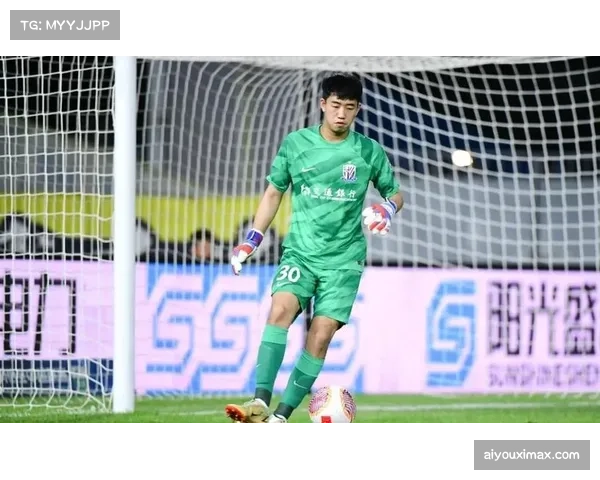 门将鲍亚雄虽申花失利 但上半场高接抵挡多次化解险情